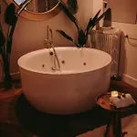 Maison Marie-Astrid, Guest House , Suite Avec Balneo Privee بيت ضيافة 3*